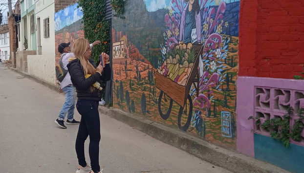 Immortalando i murales della zona