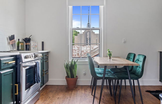 NEW Luxe Pet Friendly Free Parking Downtown - Foto 13