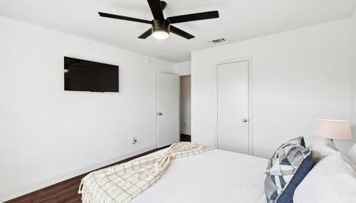 Spacious 4-BR Home Near Allen Outlets & Dining - Photo 3