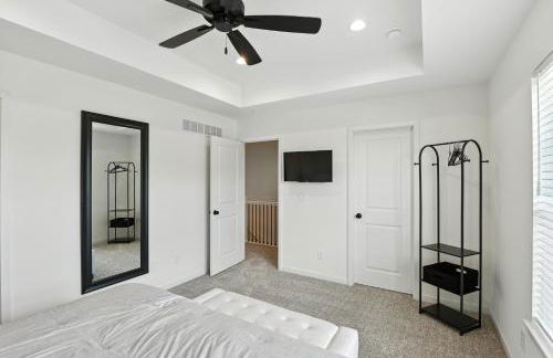 Modern Townhome Retreat in Prime Location townhouse - Photo 19