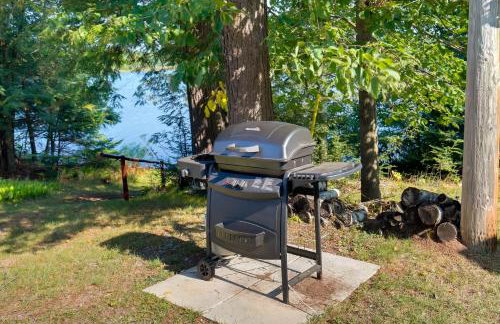 Cozy Lakefront Cabin with Indoor Gas Fireplace! - Foto 20