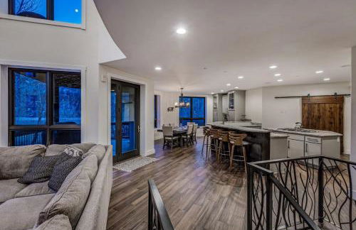 Cozy mountain home w riverfront patio - Foto 33