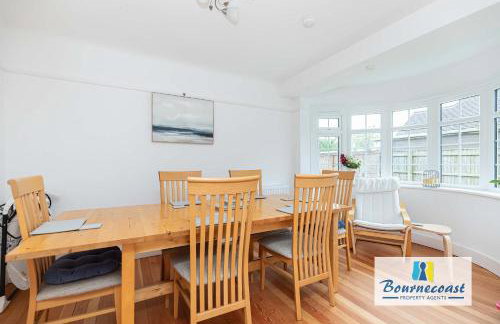 MUDEFORD ESCAPE by BOURNECOAST - A Chalet Bungalow with a Garden - Ideal for Family Getaways - HB9600 - Foto 9