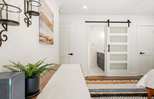 Boho Retreat with 2 Masters and Plenty of Space - Foto 31
