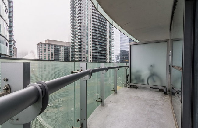 AOC Suites 2 Bedroom Condo, City CN Tower View - Foto 24