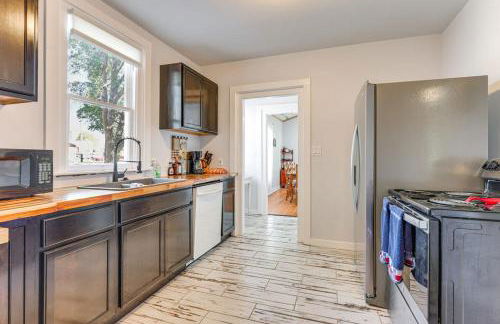 Walk to Downtown Shops and BBQ Home with Fenced Yard - Foto 8