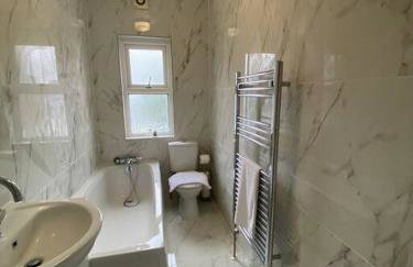 3-Bed House Near M1 & Meadowhall with Free Parking - Foto 8