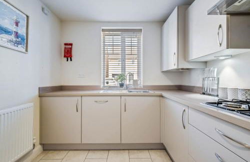 Beautiful and comfortable home away from home with free parking, fast wifi and white crisp hotel standard linen hosted by Our Home Short Stays - Photo 11