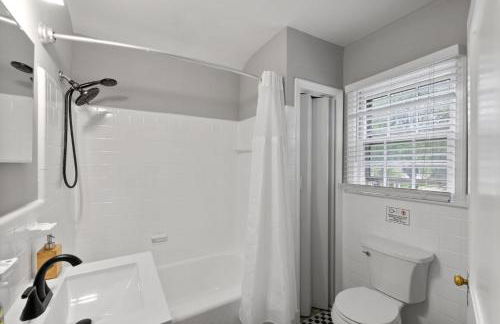 Stately 5BR Historic Retreat - CozySuites - Foto 30