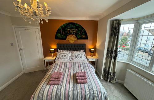 3 Bed House in Cheam, London with Garden, Parking and Playground - Photo 15