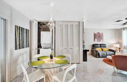 Heated pool, parking, 5 min walk to food and fun! - Foto 22