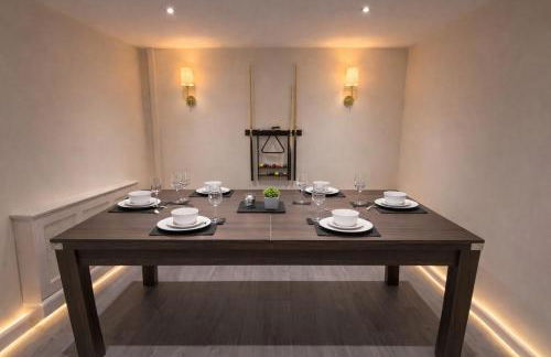 Spacious 3-Bed House with Private Yard - Foto 1