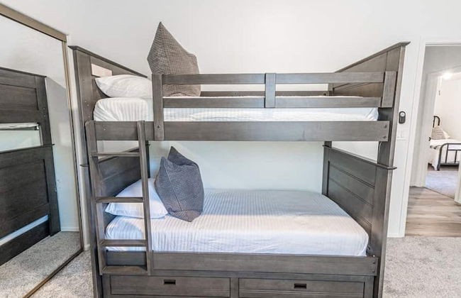 New Listing! Stylish 4 Bdrm W/pool and Game Room - Foto 7