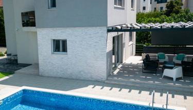 Villa Lumaka Sun - Amazing Home In Brodarica with 4 Bedrooms, Wifi, Outdoor Swimming Pool and Heated Swimming Pool - Foto 2