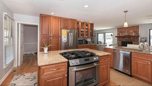 Spacious home with private pool, dock access, and scenic views - Foto 5