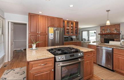 Spacious home with private pool, dock access, and scenic views - Foto 5