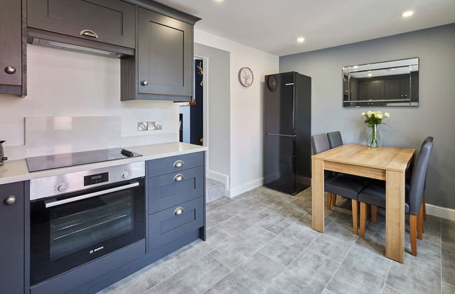 Host Stay Castle View Cottage - Photo 5