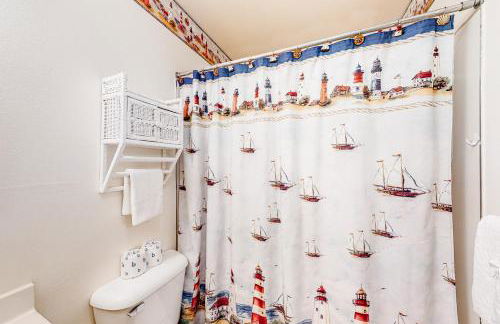 Cozy Coastal Condo Steps from the Beach with Deck Views - Foto 12