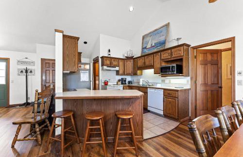 Experience lakeside luxury at Sunset Cove, a spacious 5-bedroom home - Foto 25