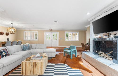 Centrally Located 4BD Oasis with Pool & Movie Patio - Foto 44