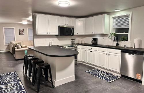 Bright 2-Bedroom Apartment in Federal Hill with Parking, Walk to Atwells Ave - Foto 13