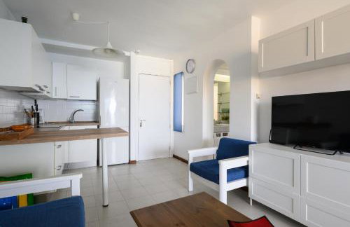 Charming Apartment with Terrace, Swimming pool and Sea views - Foto 8