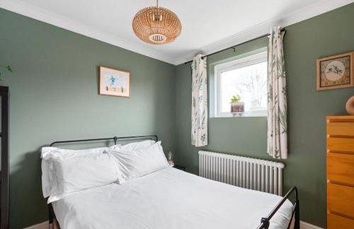 Marlow - Three Bedroom House - Parking - Photo 19