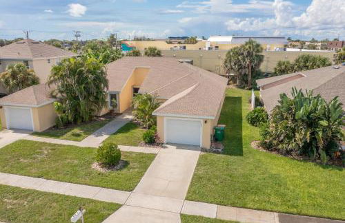 Sunset Serenity - 3BR Beach Townhome with outdoor patio - NEW HOT TUB, Steps to Ocean Fun! - Foto 2