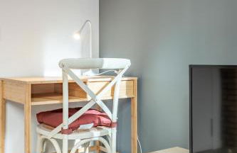 Apt with Antique Floor & lots of Sun Light - Photo 5