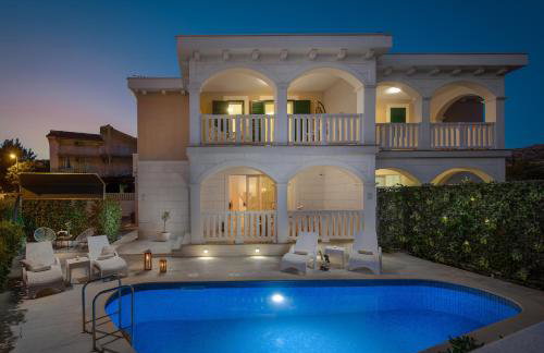 Villa Authentica with Heated Pool - Foto 1