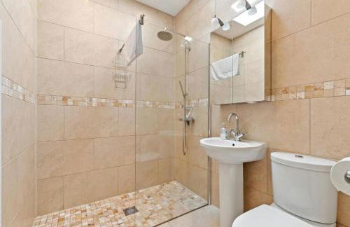 Pendre Farmhouse Llwyndafydd - Photo 17