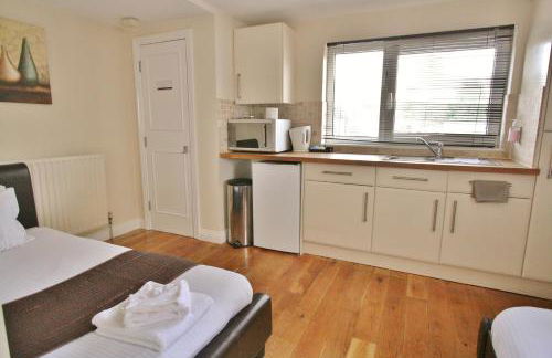 Central Studios Gloucester Road by RoomsBooked - Free Parking - Photo 4