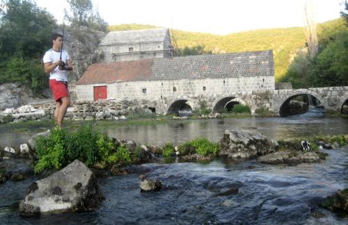 Waterfall House Getaway - Photo 31