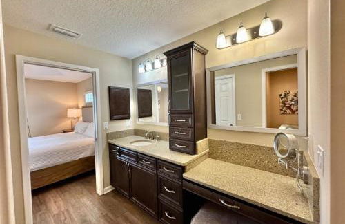 Cozy Oasis in Prime Location with Sunset Lake View, Golf Cart and Bathtub - Foto 15