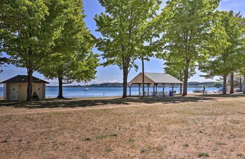 Less Than 1 Mi to Dtwn! Lakefront Manitou Cottage - Foto 37