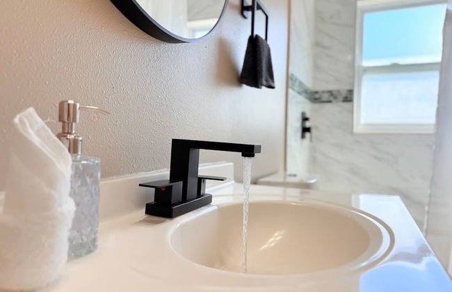 Spacious Modern King bed Game Room More - Photo 16