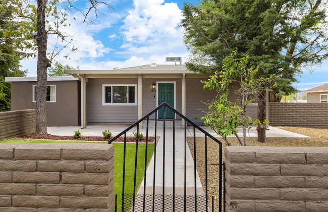 Prescott Family Friendly 3 Bedroom w Large Yard - Photo 4