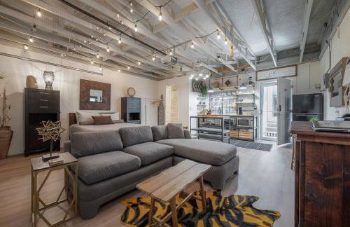 Ultimate Man Cave Garage studio minutes to Whatever YOU do - Foto 16