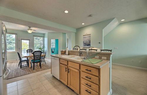 Bright Manistee Condo with Beach and Pool Access! - Foto 8