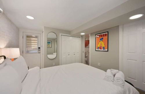 Massive Mid-Century Marvel 5 Bedrooms and Parking - Foto 35
