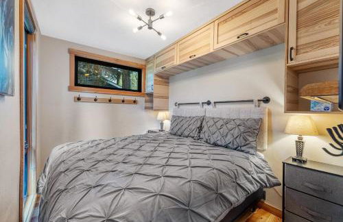 Two Pines - Unique container home w/hot tub - Downtown - Trailer Parking - Pet friendly - Foto 21