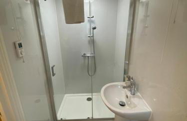 Riverside 2 Bedroom Apartment - Central Location - Photo 11