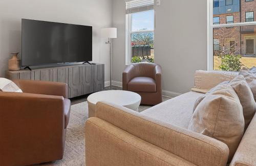 Luxe King Bed, Balcony, Garage in Downtown Raleigh - Foto 12