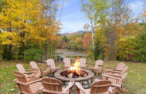 White Mountain Retreat with Theater, Fire Pit, Game Room and River Access - Foto 4