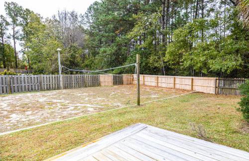 Exquisite home with pool, enclosed yard, fireplace, central AC, & washer/dryer - Foto 37