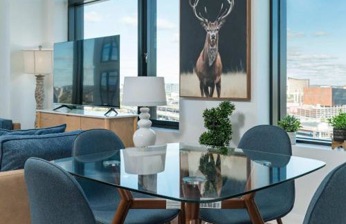 Central 1BR Apartment Assembly Square Pool Gym Parking Sleep 5 - Foto 2