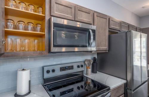 Walnut Hills, 5min to UC, Sleeps 7ppl, Lux Beds, Smart TVs - Foto 27