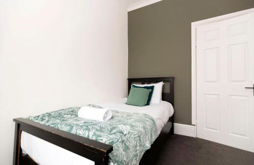 Spacious 4BR Home in Gateshead Sleeps 8 with FREE Parking - Foto 12