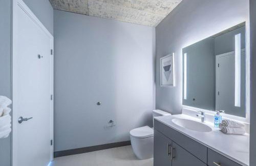 Freshly Minted 2BR - Elegance & Comfort in Central Chicago - Photo 33