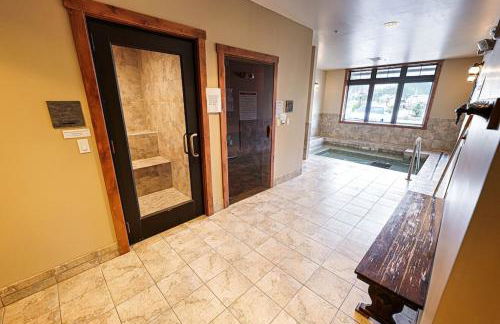 Large Studio Condo with Full Kitchen, Ski, Bike, Beautiful Balcony Views Hottub Fireplace - Foto 26